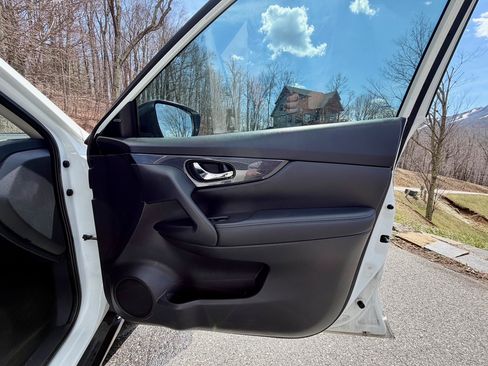 Used 2017 Nissan Rogue SV image 16