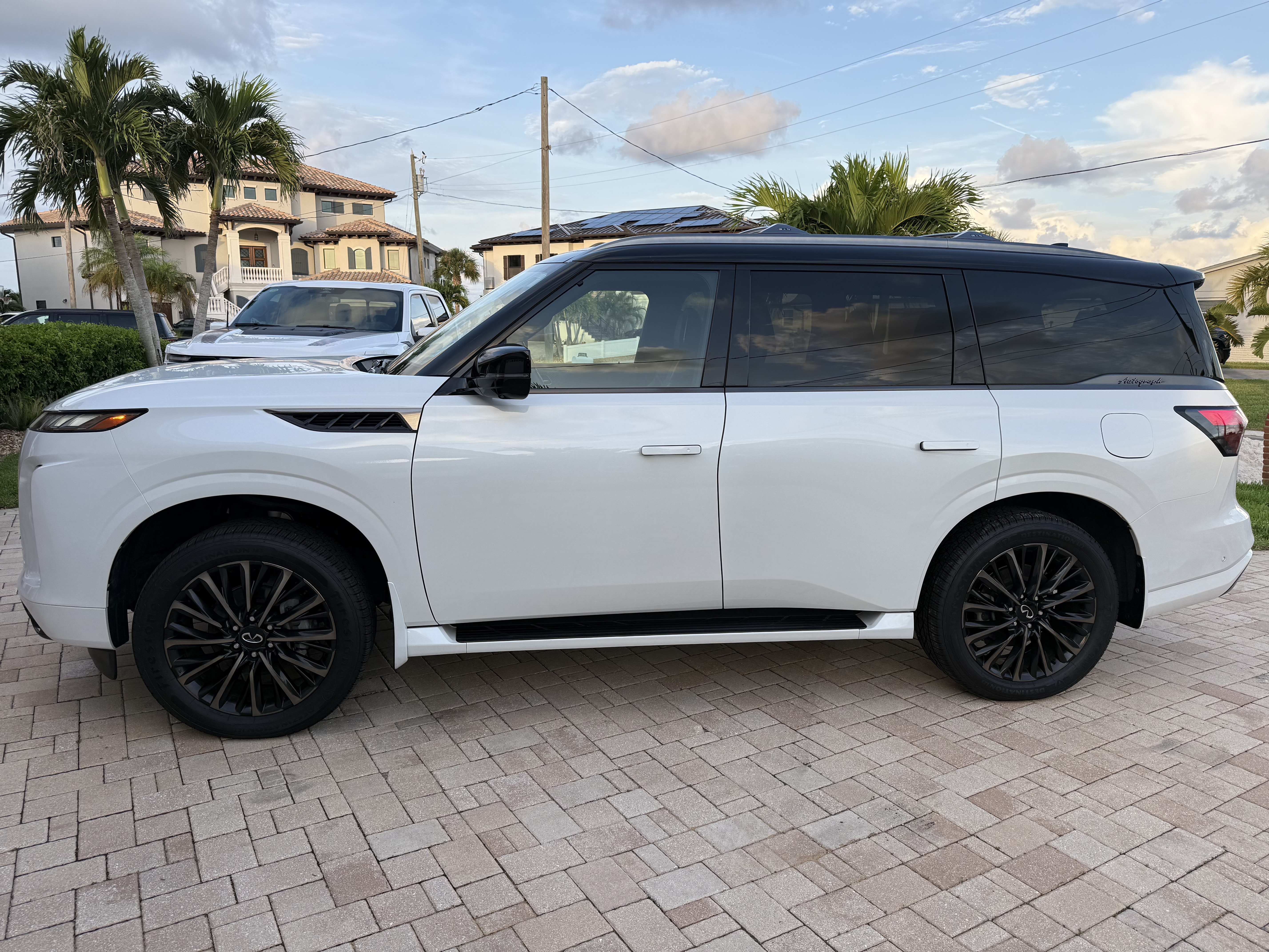 Used 2025 INFINITI QX80 Autograph w/ Autograph Exterior Package AWD/4WD image 1