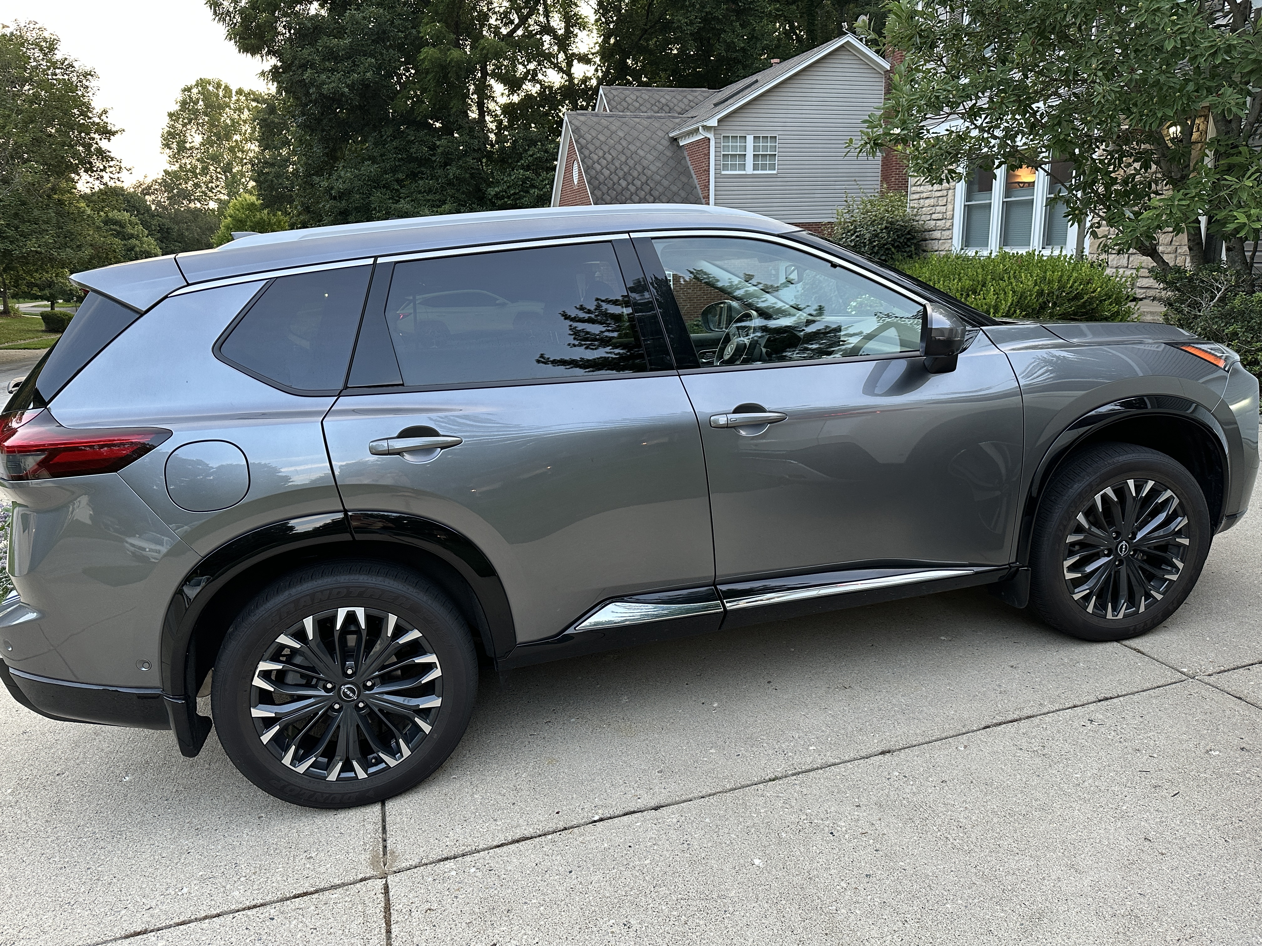 Used 2024 Nissan Rogue Platinum w/ Platinum Premium Package AWD/4WD image 1