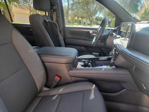 Used 2025 Chevrolet Suburban LS image 10