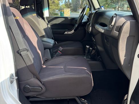 Used 2013 Jeep Wrangler Unlimited Sahara AWD/4WD image 8