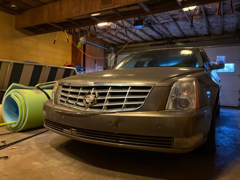 Used 2006 Cadillac DTS w/ Trunk Convenience Package image 18