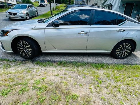 Used 2024 Nissan Altima 2.5 SV FWD image 9