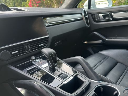 Used 2023 Porsche Cayenne Turbo S image 18