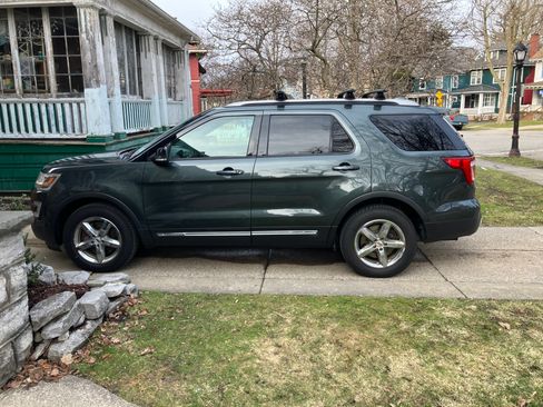 Used 2016 Ford Explorer XLT w/ Equipment Group 202A image 4