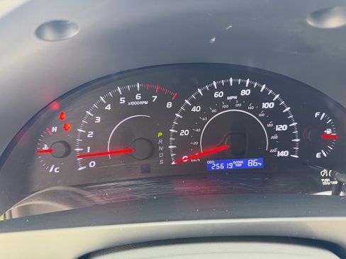 Used 2011 Toyota Camry LE image 12