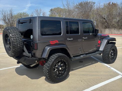 Used 2014 Jeep Wrangler Unlimited Sahara w/ Connectivity Group image 17