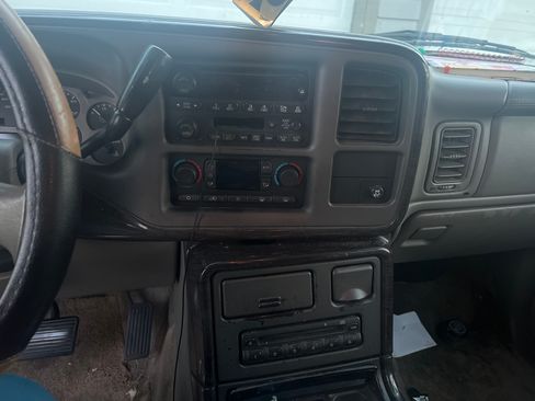 Used 2003 GMC Yukon XL Denali image 2