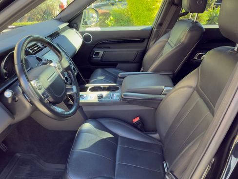 Used 2017 Land Rover Discovery SE image 6