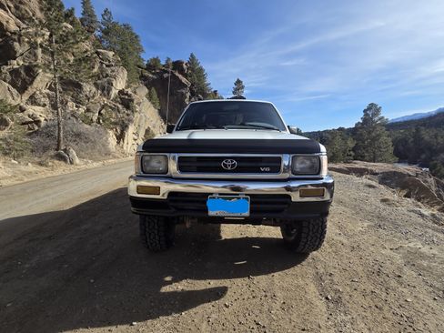 Used 1993 Toyota Pickup Deluxe image 2