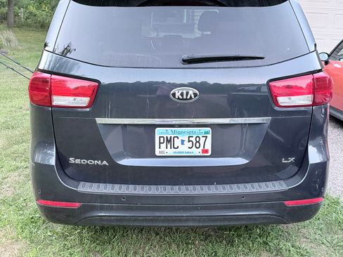 Used 2017 Kia Sedona LX w/ LX Essentials Premium Package FWD image 5