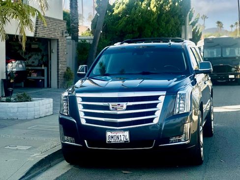 Used 2019 Cadillac Escalade Premium Luxury image 4