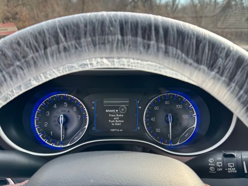 Used 2017 Chrysler Pacifica Touring-L image 6