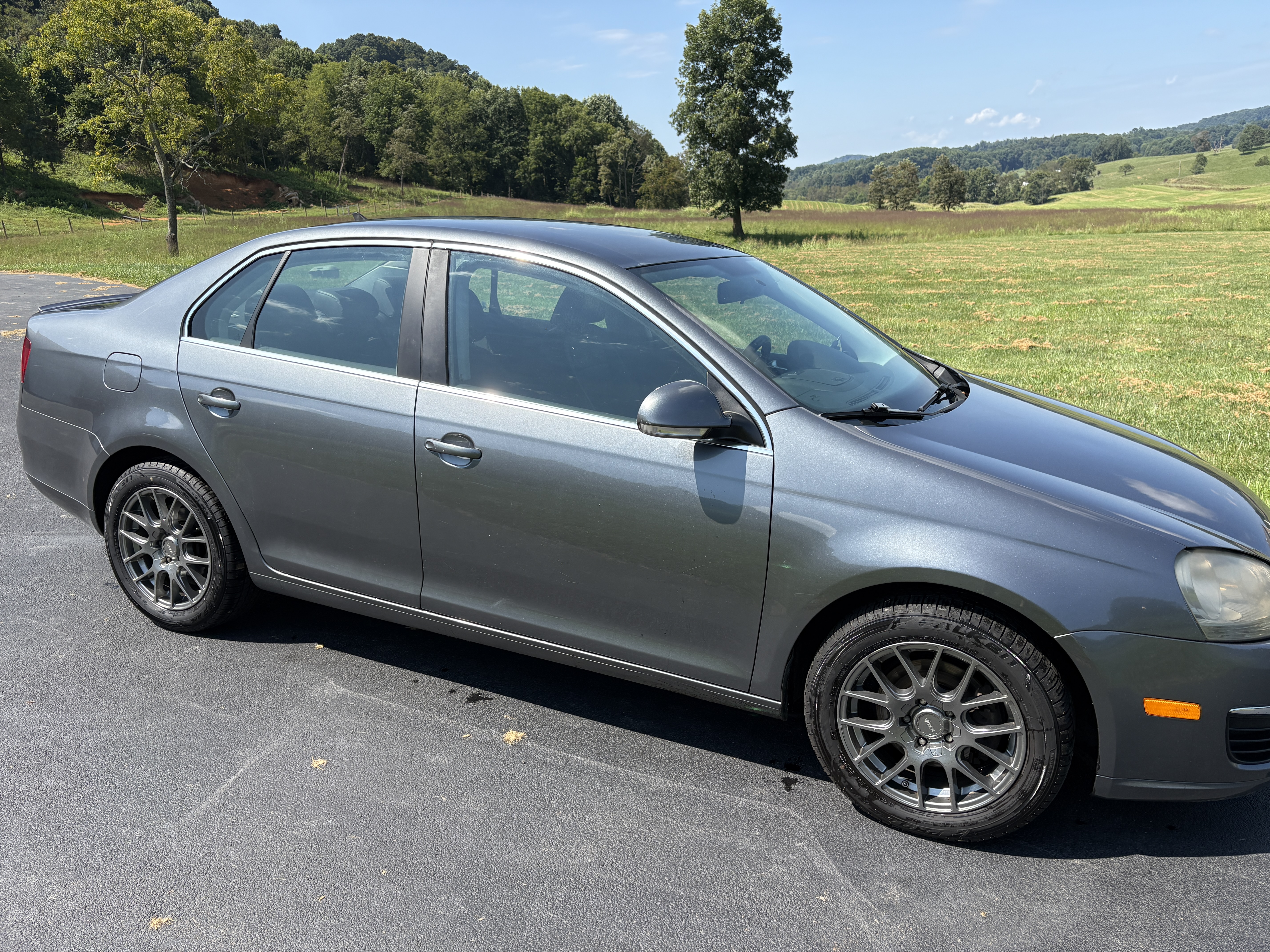 Used 2010 Volkswagen Jetta TDI FWD image 1
