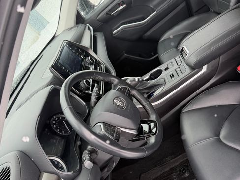 Used 2021 Toyota Highlander XLE image 5