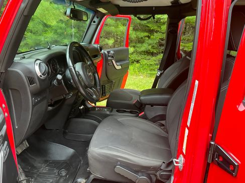 Used 2015 Jeep Wrangler Unlimited Rubicon AWD/4WD image 12
