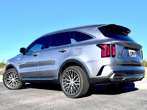 Used 2023 Kia Sorento EX image 2