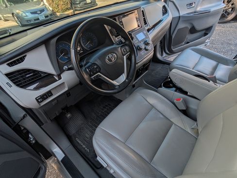 Used 2020 Toyota Sienna XLE Premium image 14