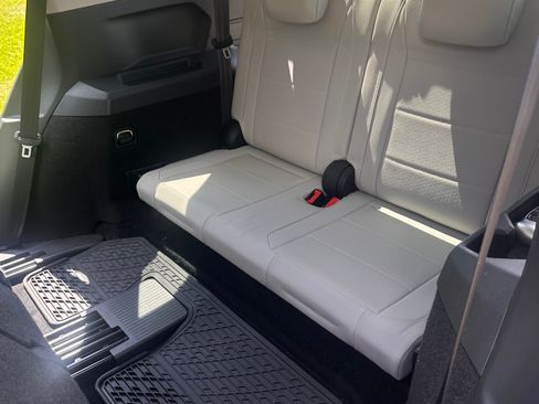 Used 2018 Volkswagen Tiguan SE FWD image 9