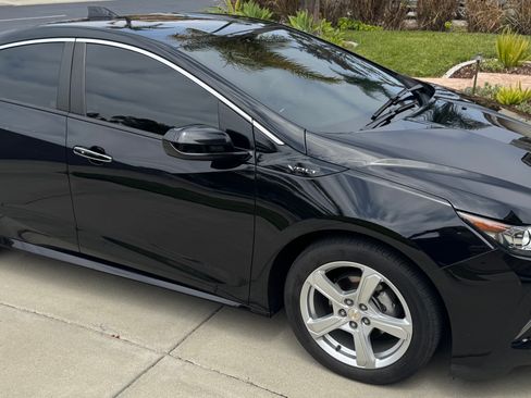 Used 2017 Chevrolet Volt LT FWD image 4