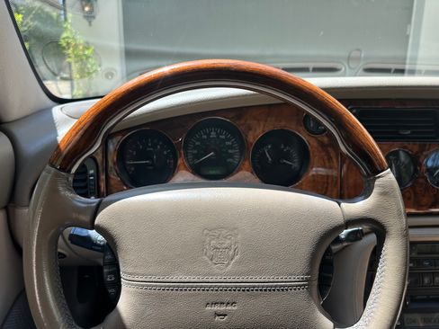 Used 2001 Jaguar XK8 Convertible RWD image 9