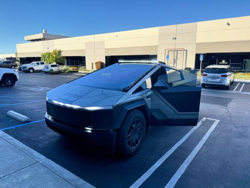 Used 2024 Tesla Cybertruck AWD Crew Cab image 11