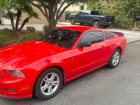 Used 2014 Ford Mustang Coupe RWD image 2