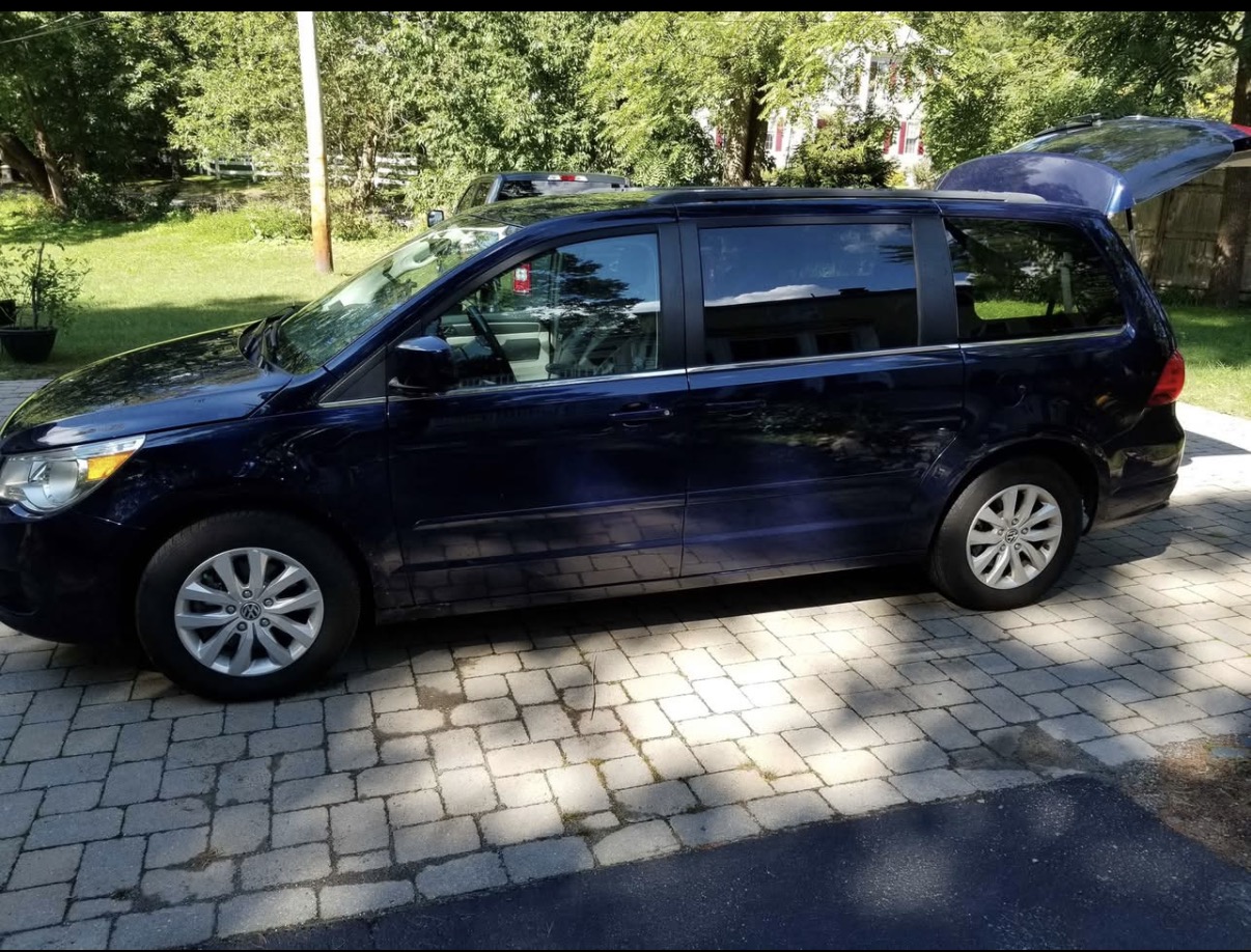 Used 2014 Volkswagen Routan SE FWD image 2