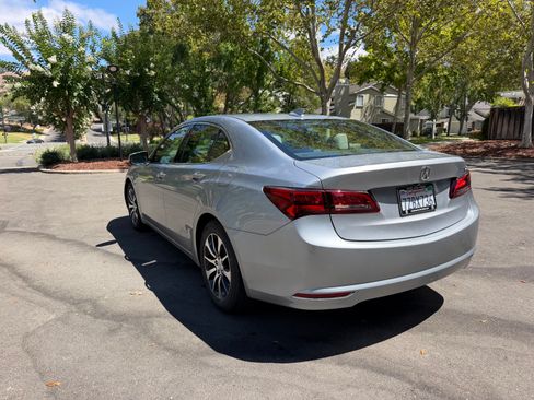 Used 2017 Acura TLX FWD image 9