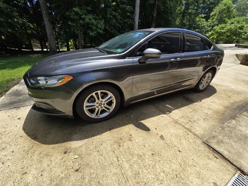 Used 2018 Ford Fusion SE w/ Fusion SE Technology Package FWD image 15
