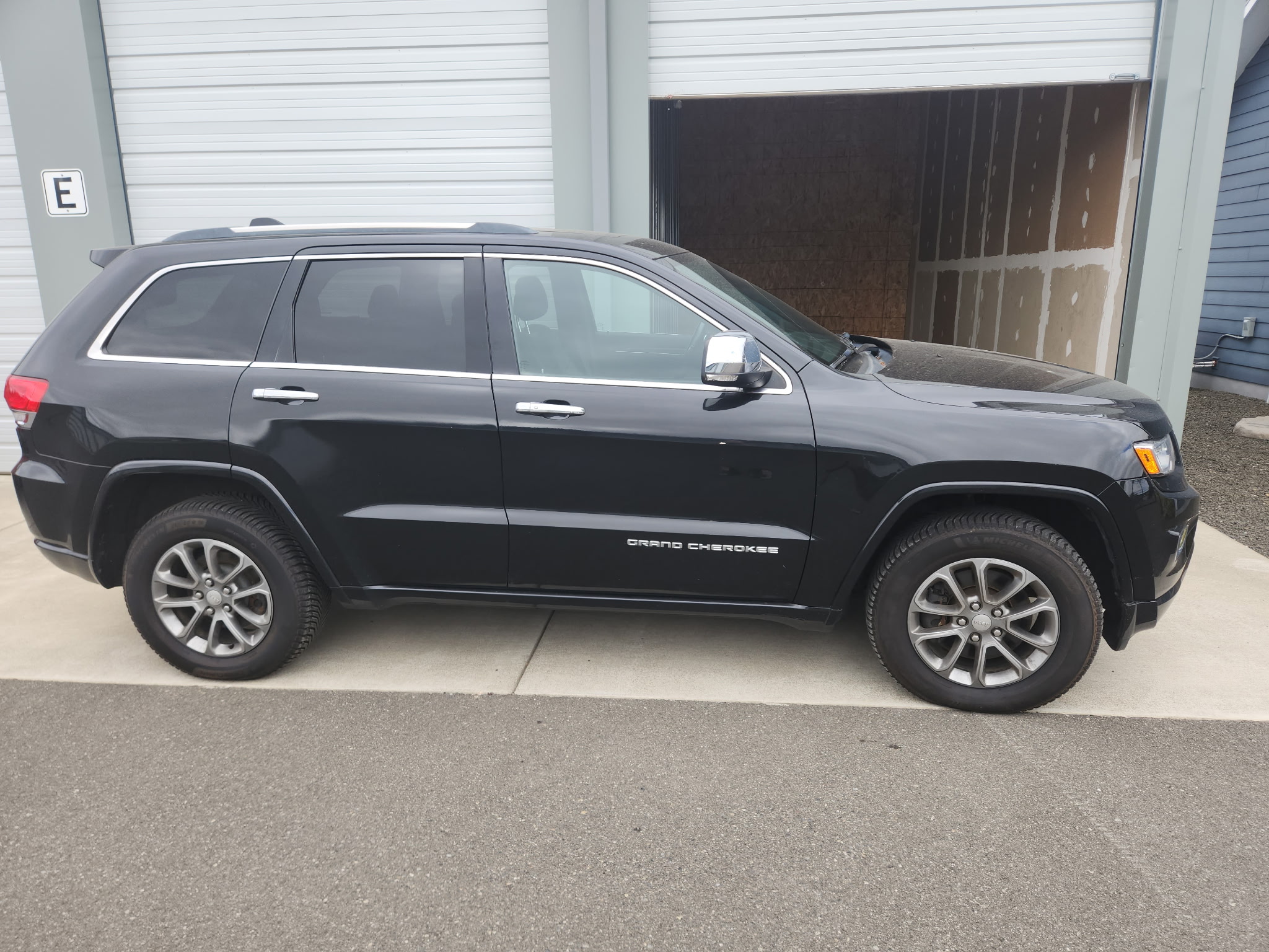 Used 2014 Jeep Grand Cherokee Overland w/ Advanced Technology Group AWD/4WD image 4