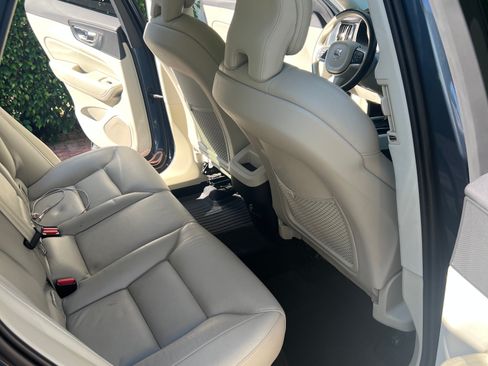 Used 2019 Volvo XC60 T5 Momentum w/ Premium Package image 8