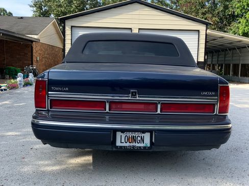 Used 1997 Lincoln Town Car Executive RWD image 5