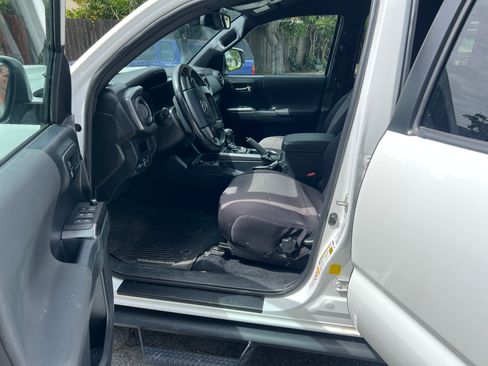 Used 2018 Toyota Tacoma TRD Sport RWD image 11