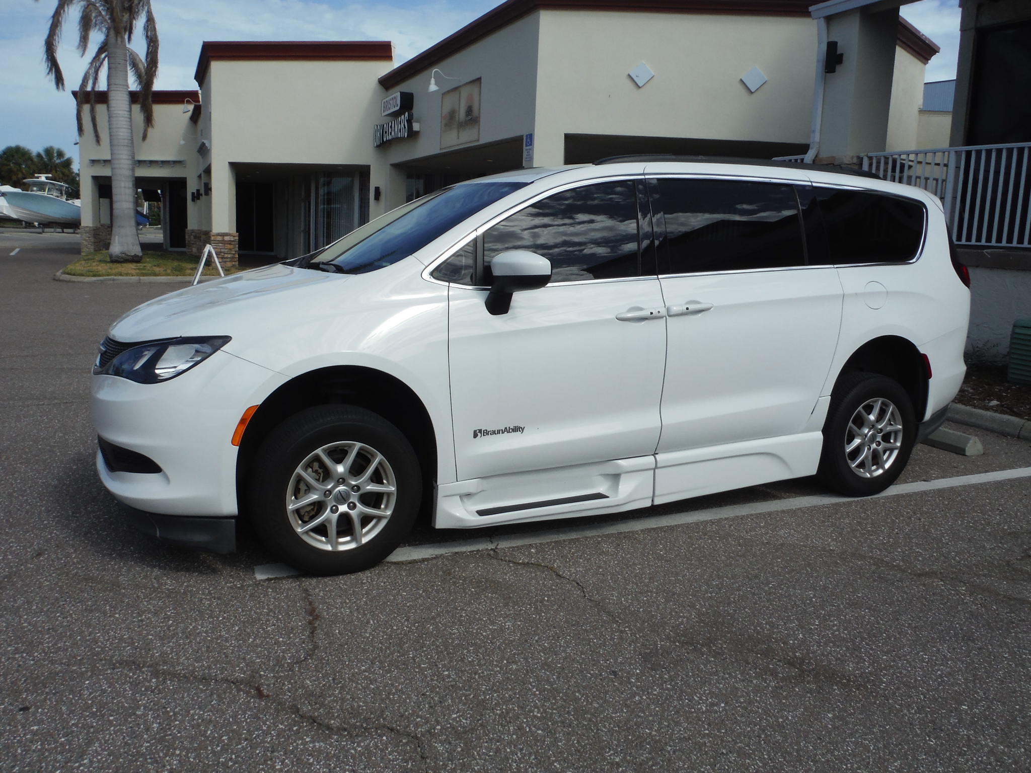 Used 2021 Chrysler Voyager Lxi FWD image 1