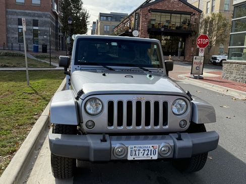 Used 2016 Jeep Wrangler Unlimited Sahara w/ Connectivity Group image 5
