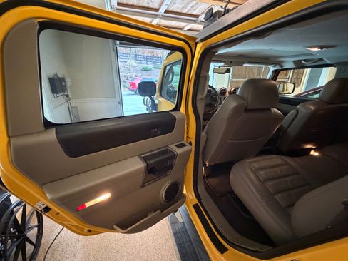 Used 2003 HUMMER H2 w/ Preferred Equipment Group image 21