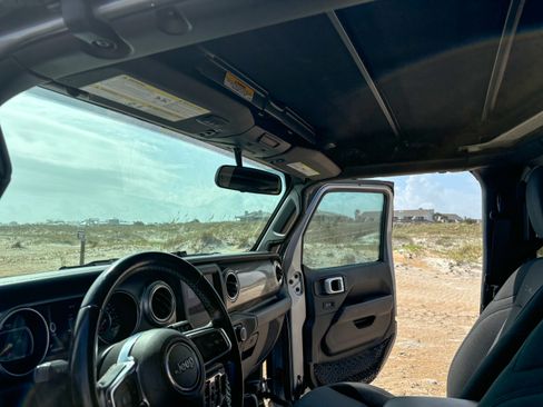 Used 2020 Jeep Wrangler Unlimited Sahara image 10