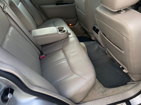 Used 2011 Lincoln Town Car Signature Limited RWD image 13