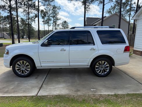 Used 2016 Lincoln Navigator Select image 10