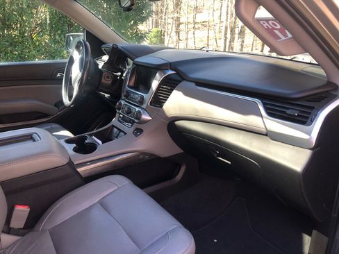 Used 2019 Chevrolet Suburban LT image 8