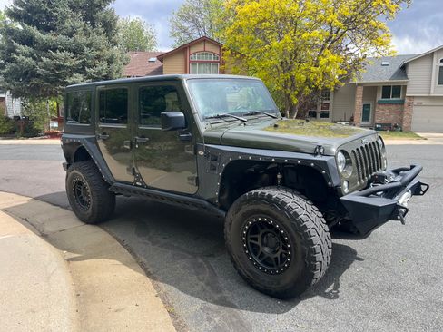 Used 2015 Jeep Wrangler Unlimited Rubicon w/ Connectivity Group AWD/4WD image 11