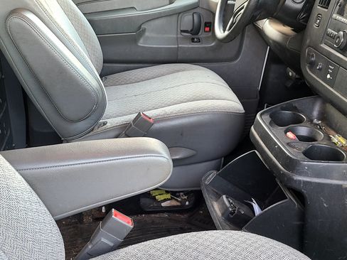 Used 2015 GMC Savana 2500 Van 3D image 5