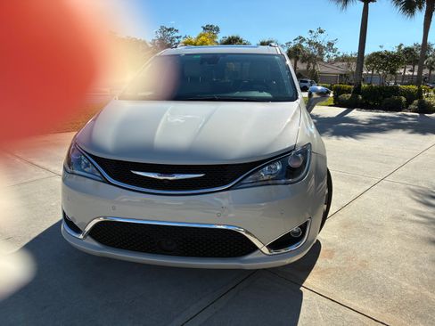 Used 2019 Chrysler Pacifica Limited w/ Tire & Wheel Group image 2