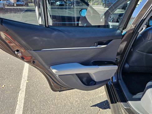 Used 2018 Toyota Camry XLE image 15