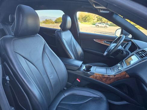 Used 2017 Lincoln MKX Reserve image 28