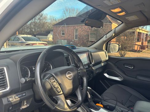 Used 2022 Nissan Frontier SV w/ Technology Package image 6