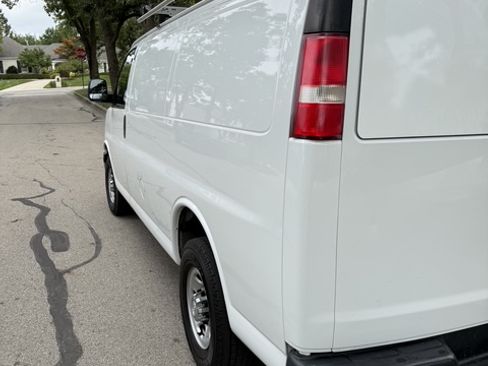 Used 2018 Chevrolet Express 2500 w/ Driver Convenience Package RWD image 8