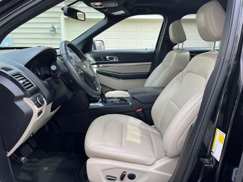 Used 2018 Ford Explorer XLT w/ Equipment Group 202A image 10