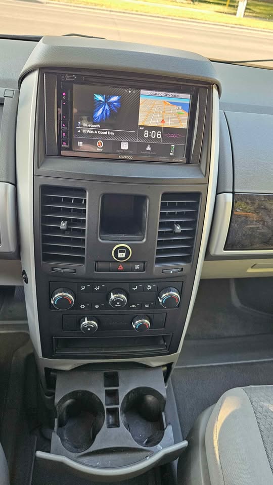 Used 2010 Dodge Grand Caravan SXT FWD image 10